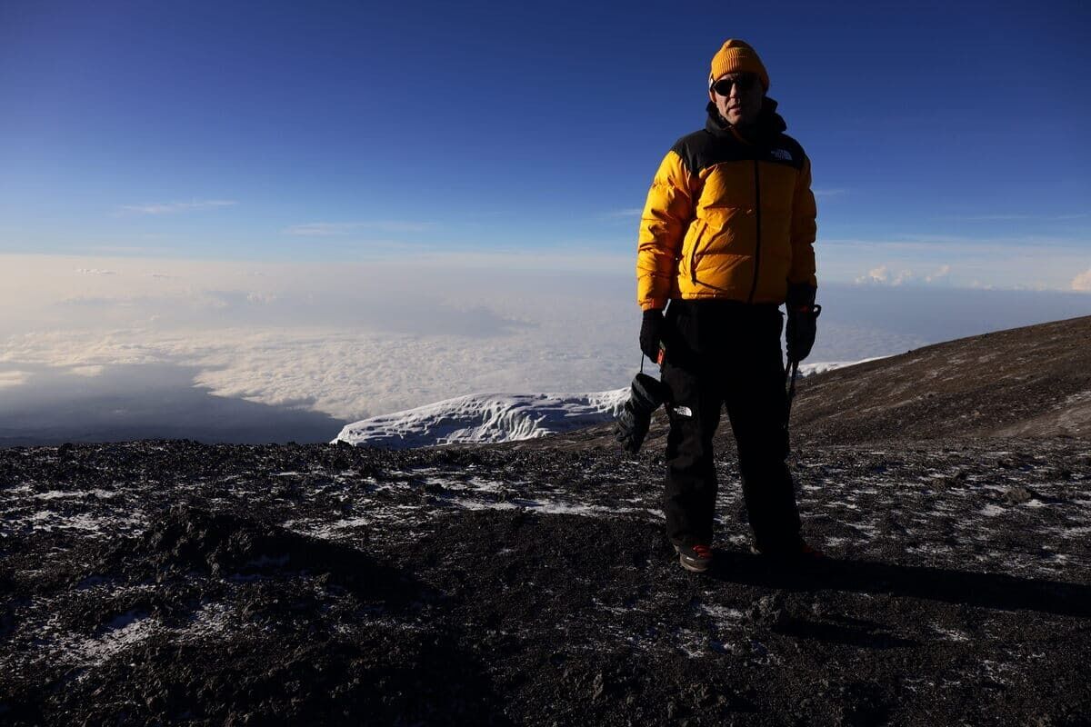 Украинец развернул государственный флаг на вершине Килиманджаро и попал в Книгу рекордов. Фото
