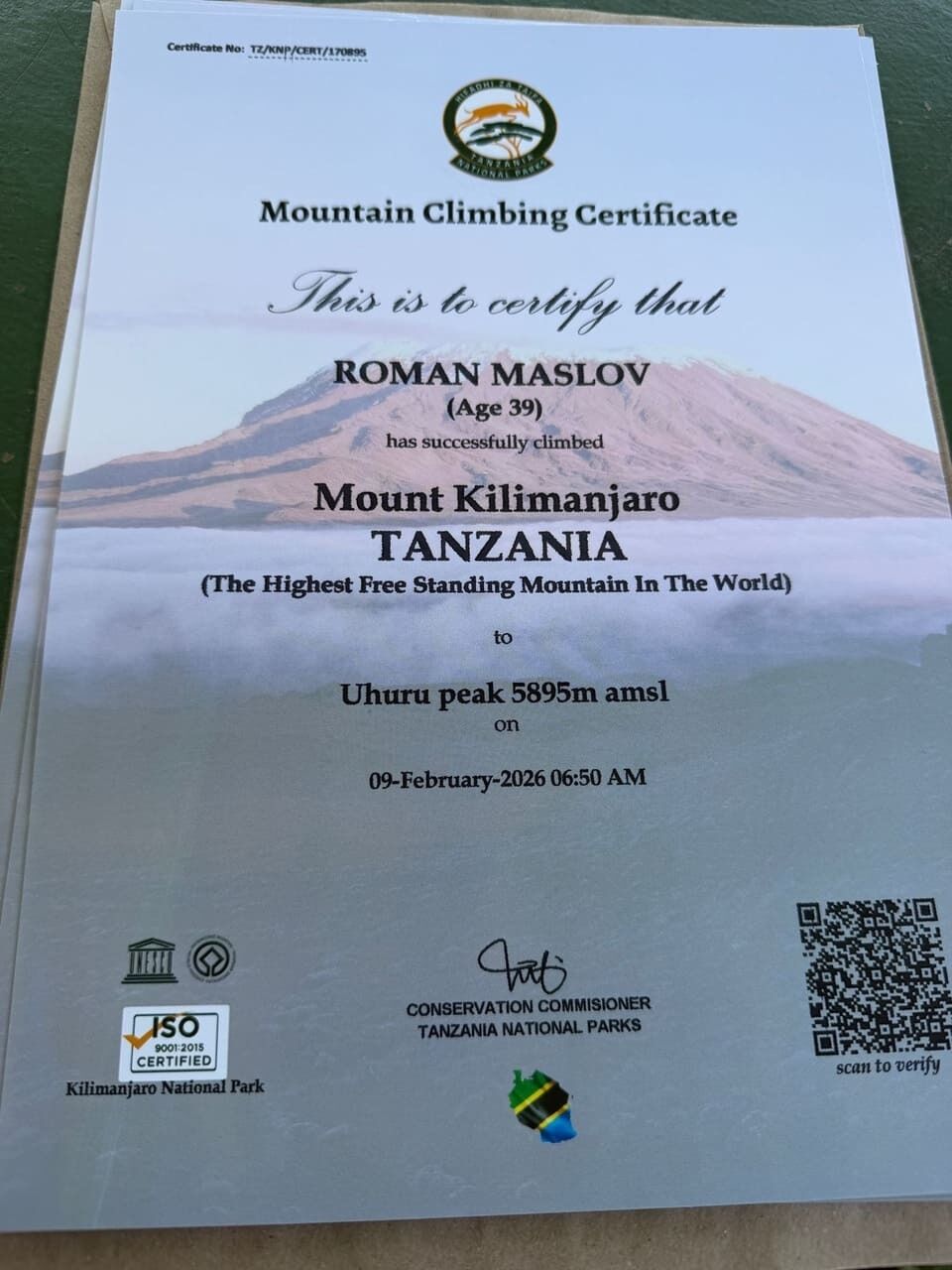 Украинец развернул государственный флаг на вершине Килиманджаро и попал в Книгу рекордов. Фото