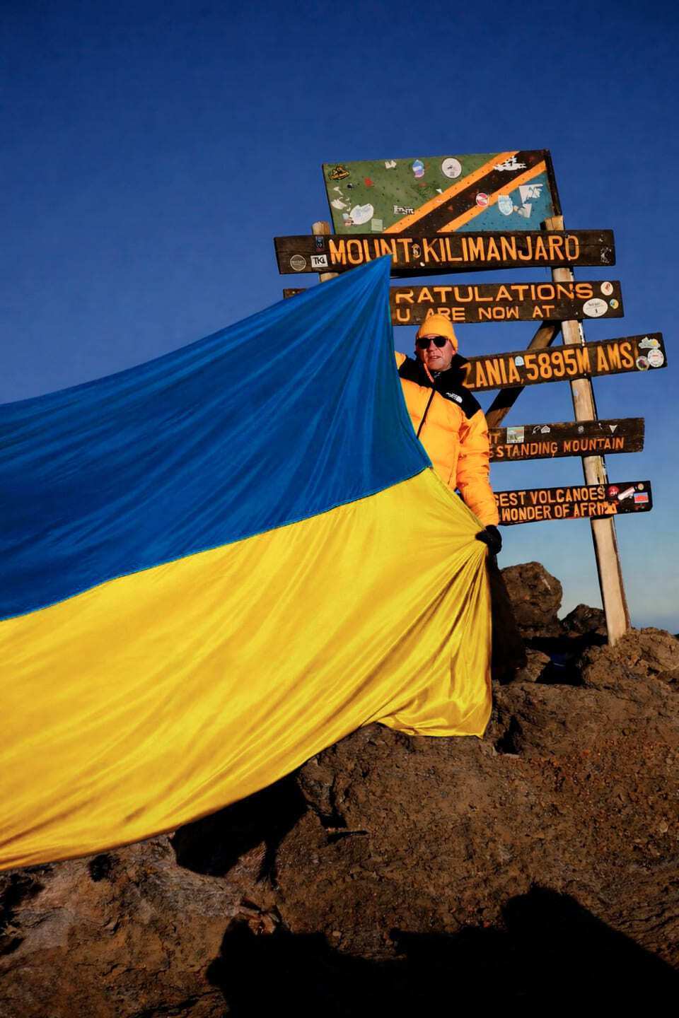 Украинец развернул государственный флаг на вершине Килиманджаро и попал в Книгу рекордов. Фото