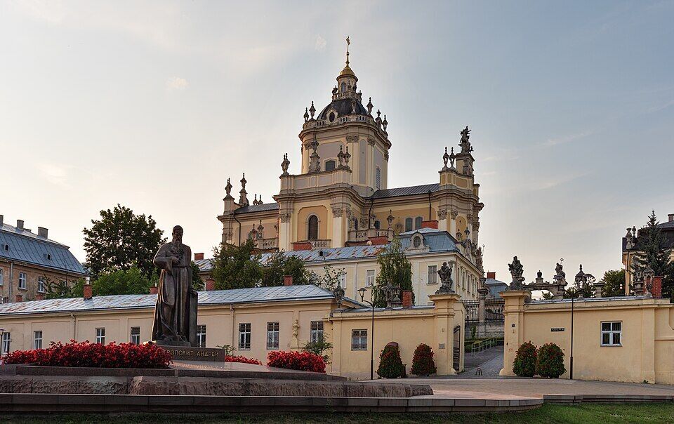 Тунель кохання, "українська Венеція" та водоспади: куди поїхати в Україні навесні