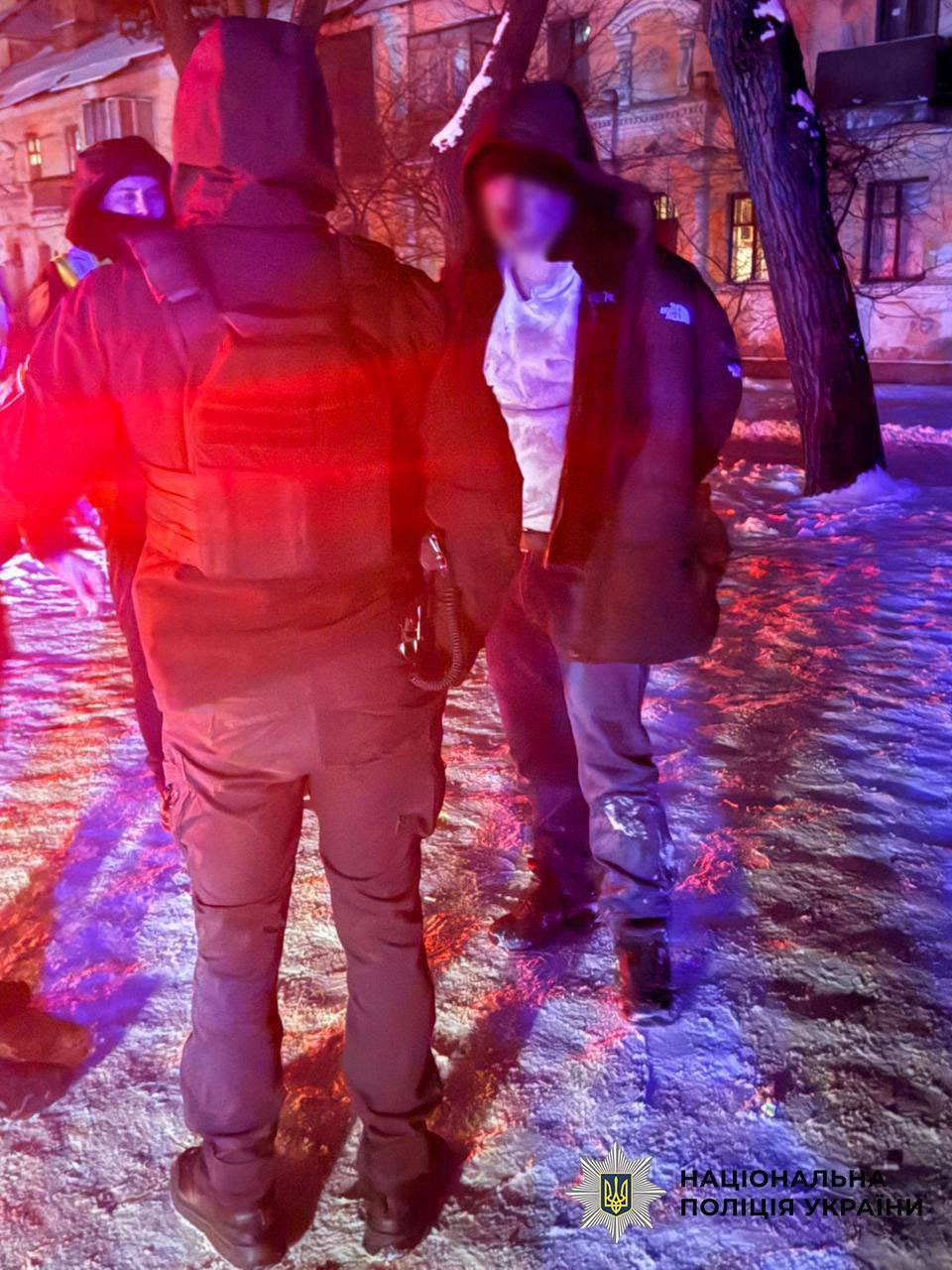 У Києві на Троєщині чоловік порізав підлітку обличчя канцелярським ножем. Подробиці та фото