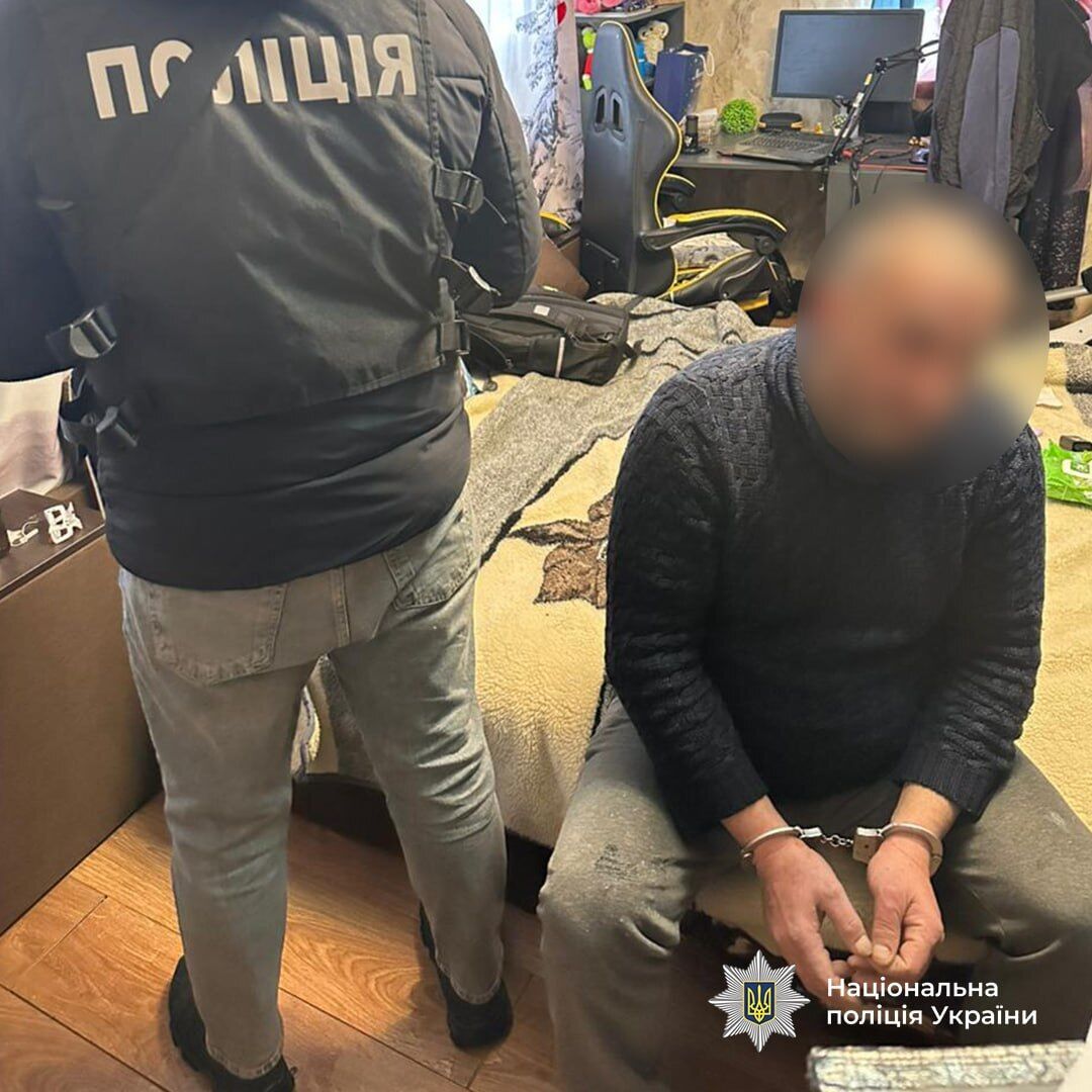 Гранати, набої та вибухівка: на Київщині викрили двох чоловіків, які торгували трофейною зброєю. Фото та відео