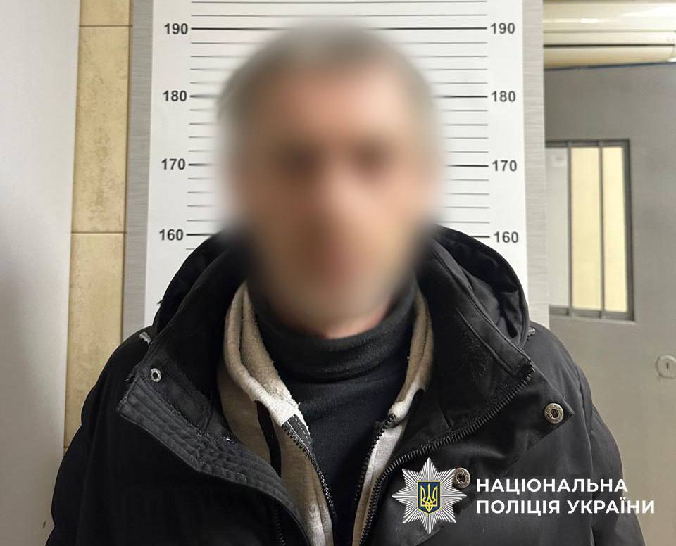 У Києві працівники автомийки вкрали з авто клієнтки валюту на близько 1 млн грн. Подробиці та фото