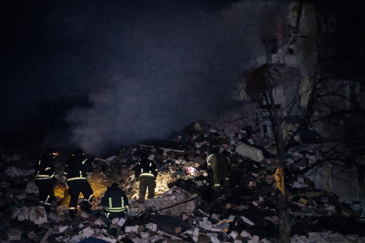 Под завалами могут быть четыре человека: на Днепропетровщине продолжаются поисковые работы после атаки РФ