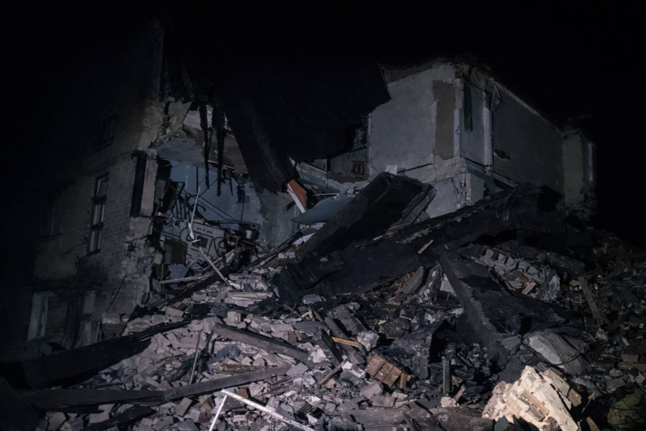 Под завалами могут быть четыре человека: на Днепропетровщине продолжаются поисковые работы после атаки РФ