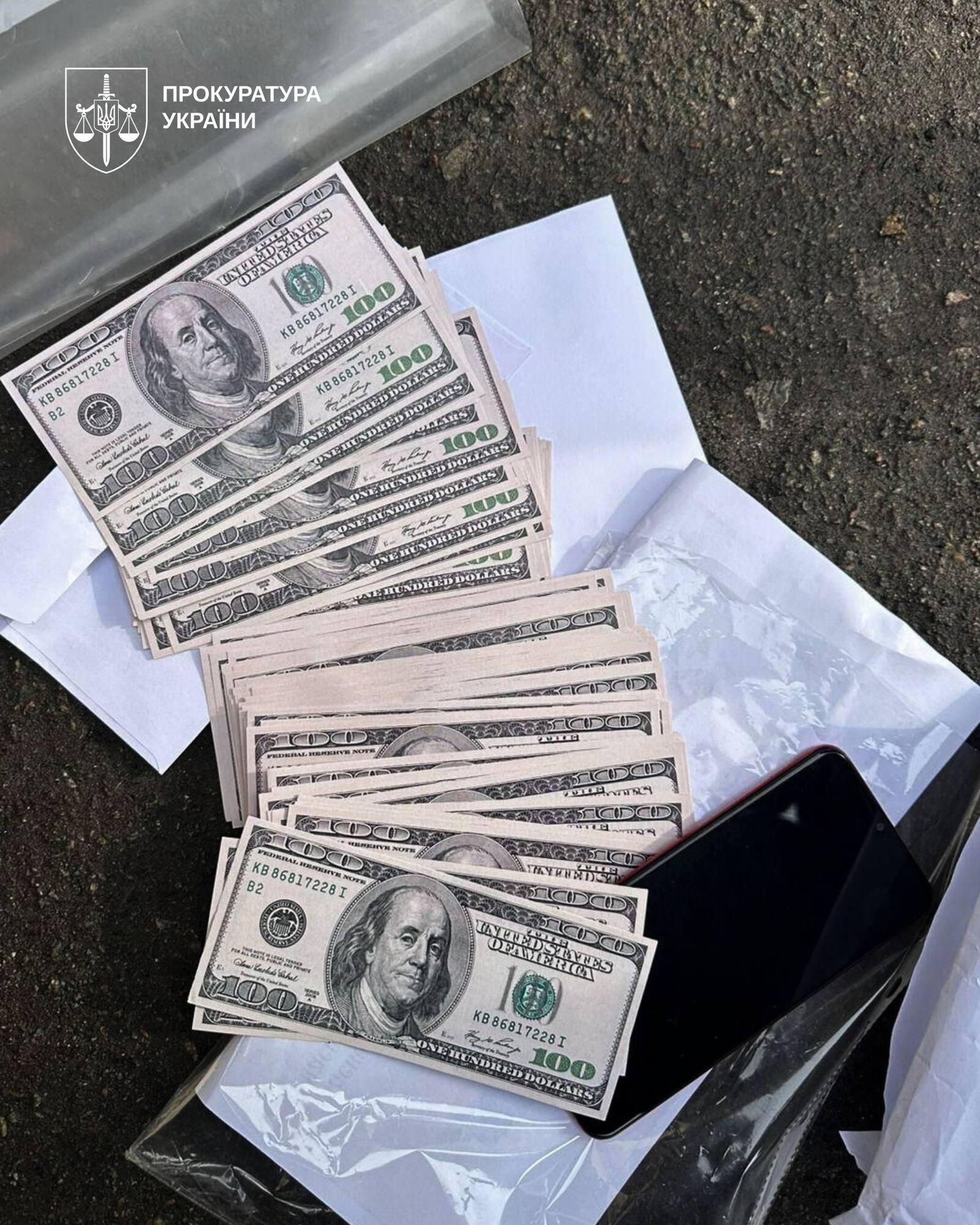 Вклеивали фото военнообязанных в удостоверения иностранцев: на Днепропетровщине разоблачили схему уклонения от мобилизации. Фото