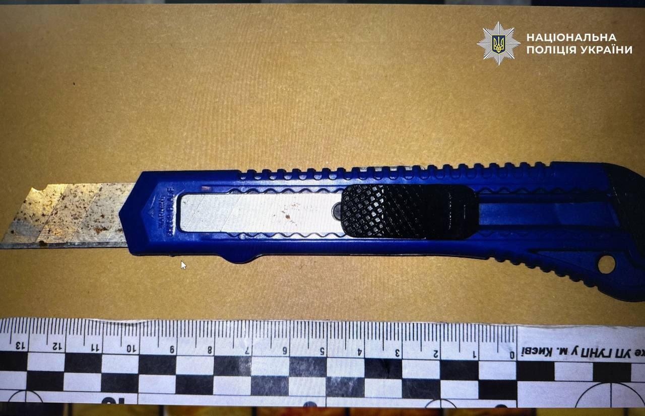 У Києві на Троєщині чоловік порізав підлітку обличчя канцелярським ножем. Подробиці та фото