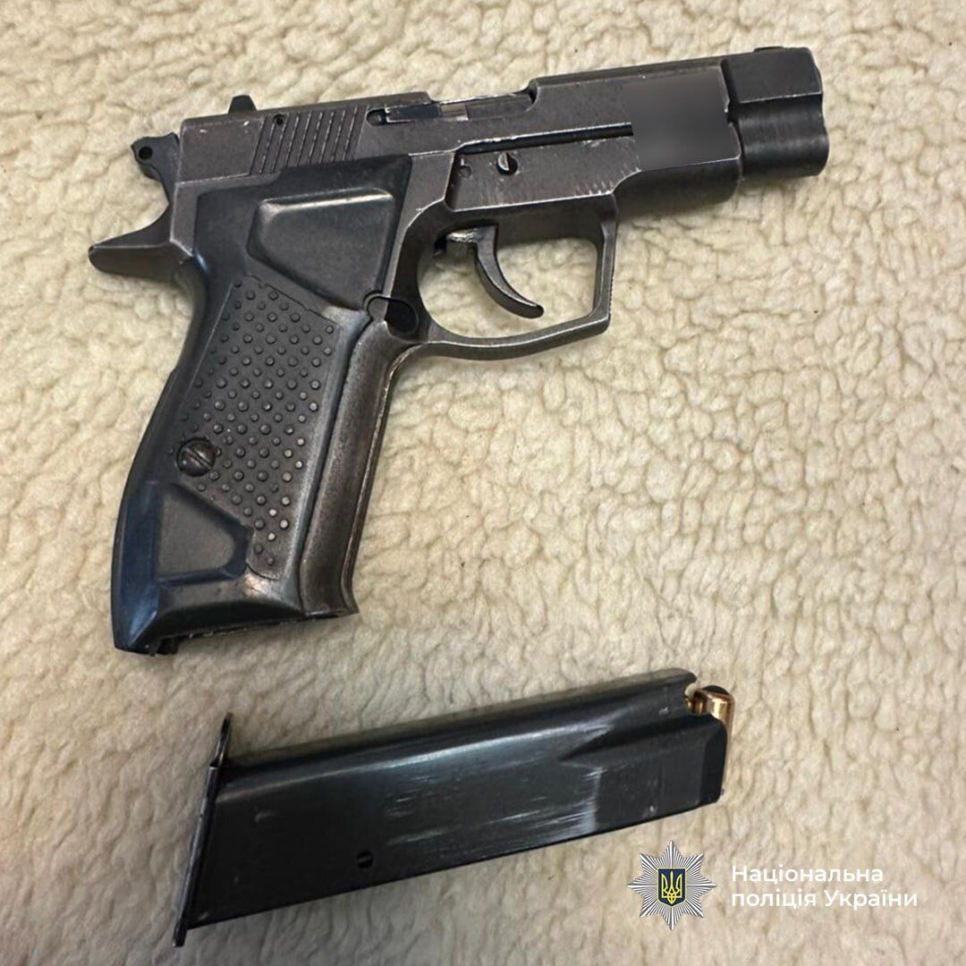 Гранати, набої та вибухівка: на Київщині викрили двох чоловіків, які торгували трофейною зброєю. Фото та відео