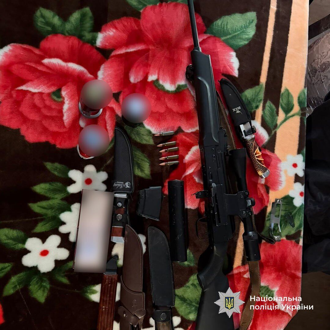 Гранати, набої та вибухівка: на Київщині викрили двох чоловіків, які торгували трофейною зброєю. Фото та відео