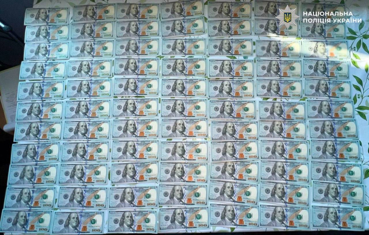 У Києві працівники автомийки вкрали з авто клієнтки валюту на близько 1 млн грн. Подробиці та фото