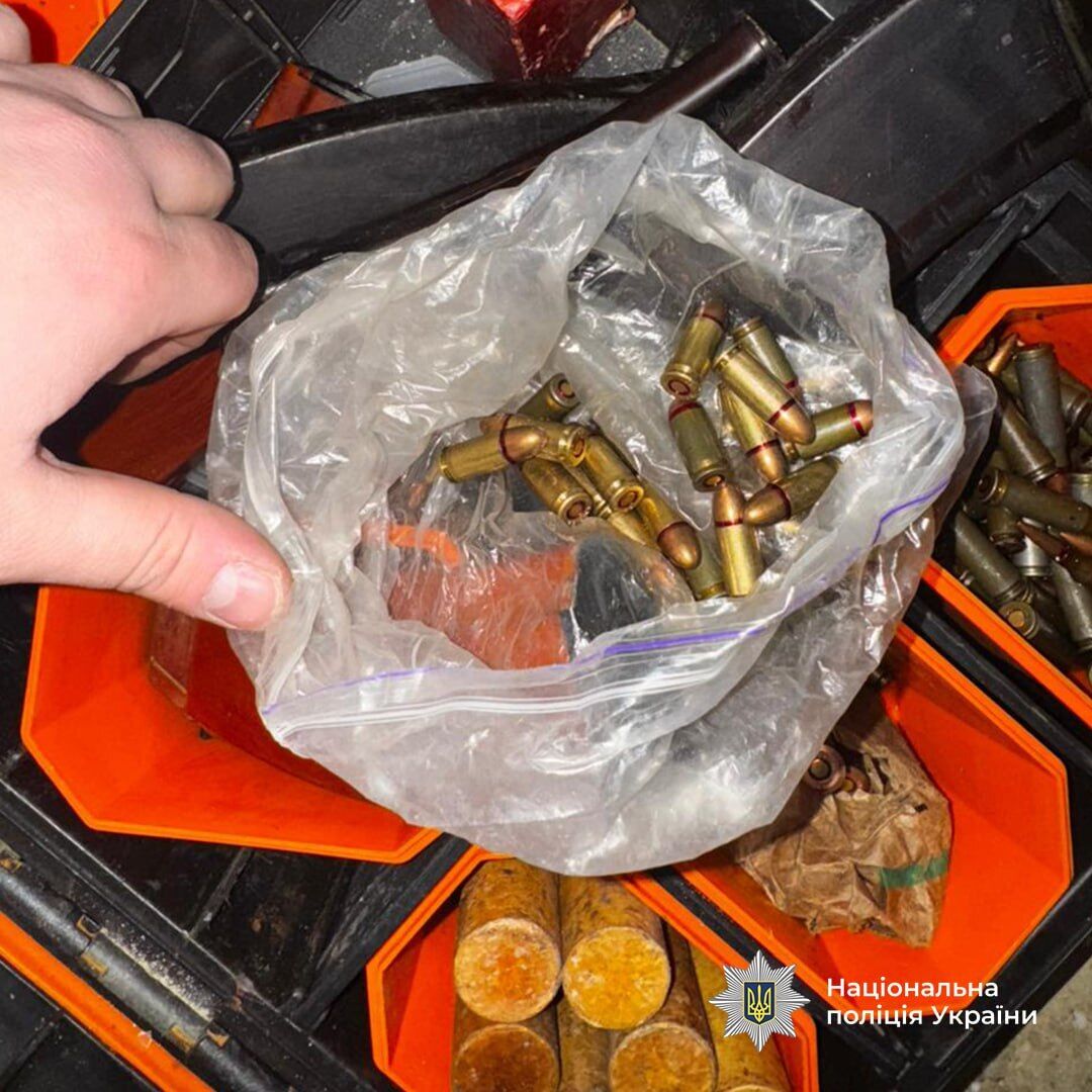 Гранати, набої та вибухівка: на Київщині викрили двох чоловіків, які торгували трофейною зброєю. Фото та відео
