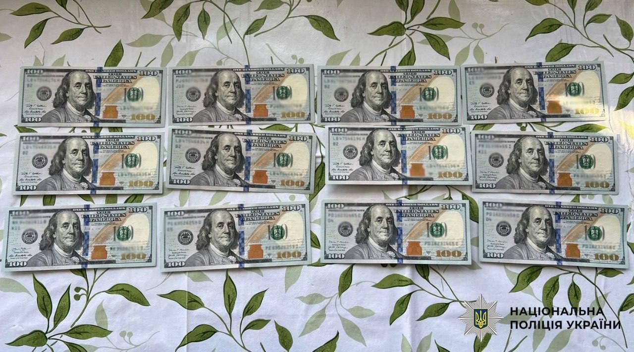 У Києві працівники автомийки вкрали з авто клієнтки валюту на близько 1 млн грн. Подробиці та фото