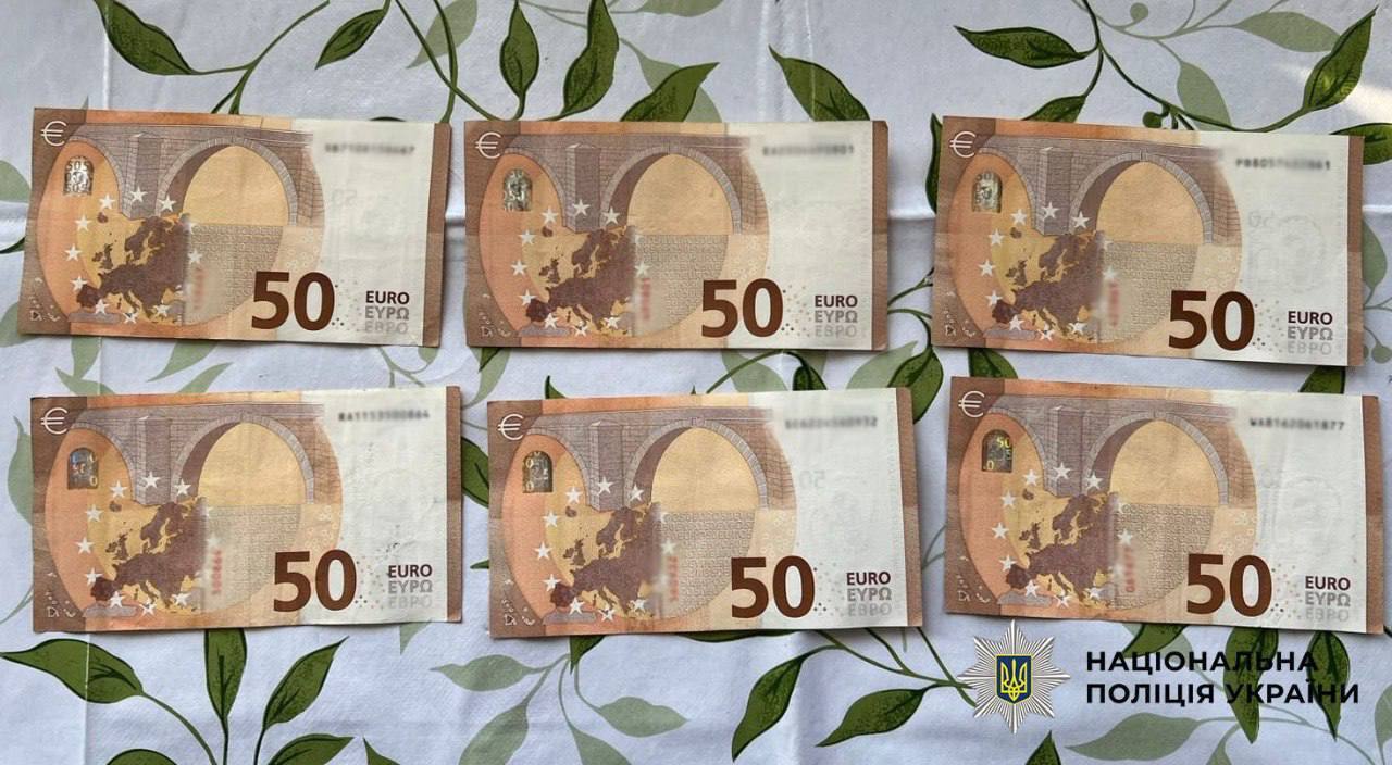 У Києві працівники автомийки вкрали з авто клієнтки валюту на близько 1 млн грн. Подробиці та фото