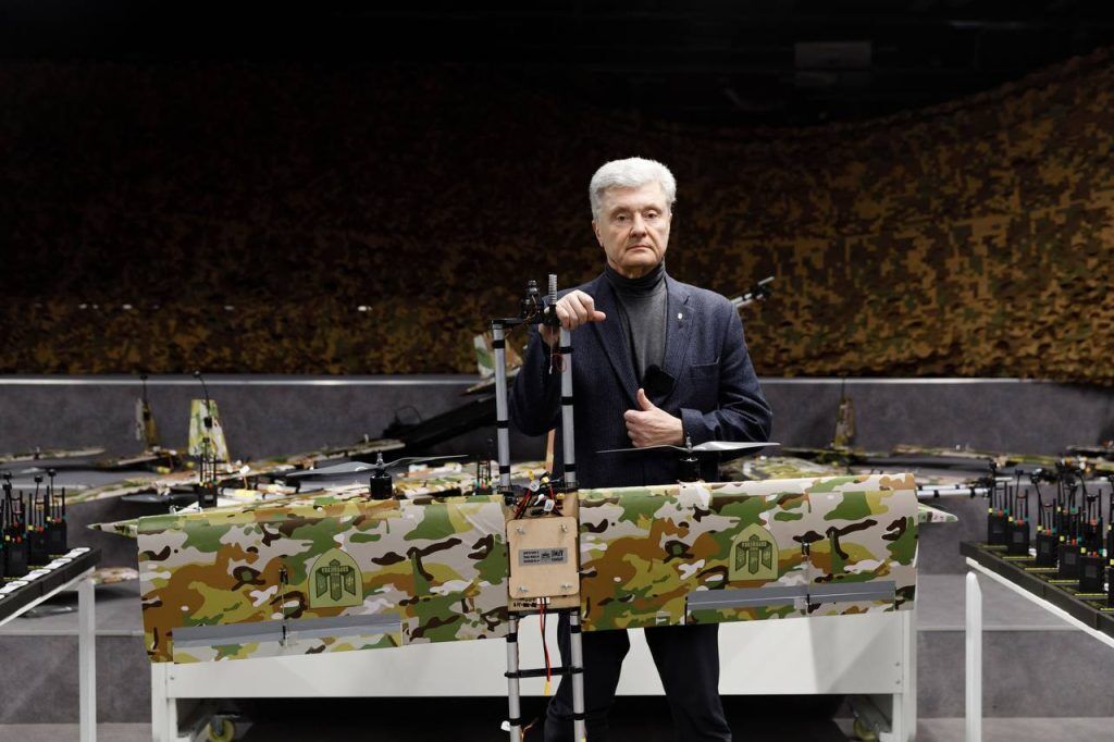 "Врагу не будет пощады": Порошенко передал силам обороны первую партию FPV-бомберов Stark 13