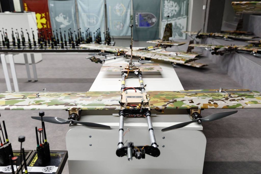 "Врагу не будет пощады": Порошенко передал силам обороны первую партию FPV-бомберов Stark 13