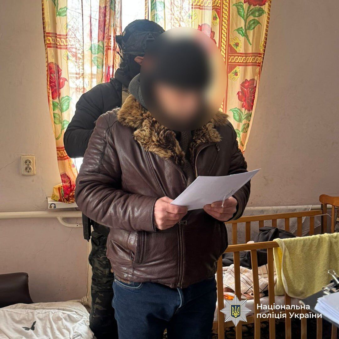 Гранати, набої та вибухівка: на Київщині викрили двох чоловіків, які торгували трофейною зброєю. Фото та відео