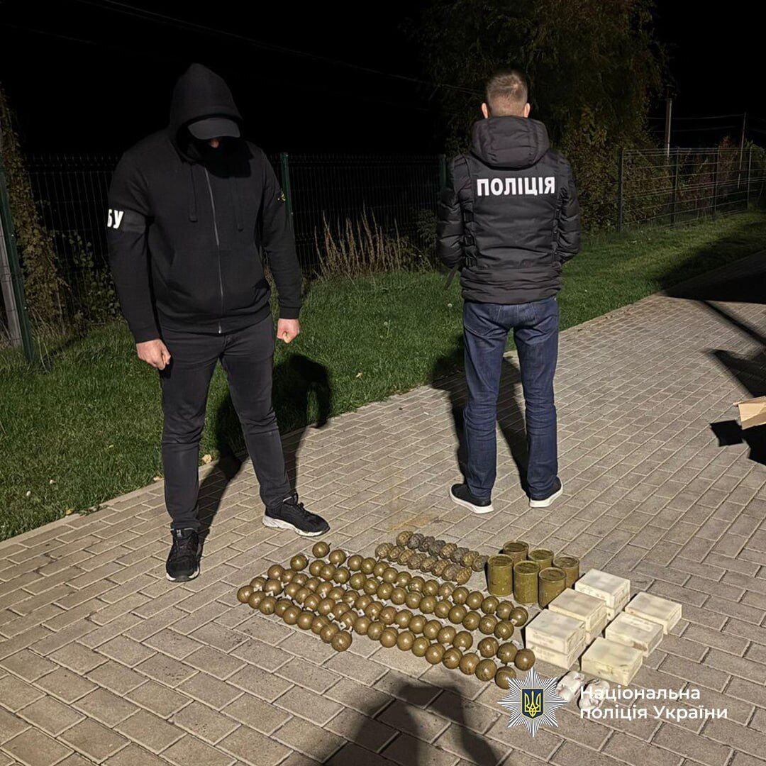 Гранати, набої та вибухівка: на Київщині викрили двох чоловіків, які торгували трофейною зброєю. Фото та відео