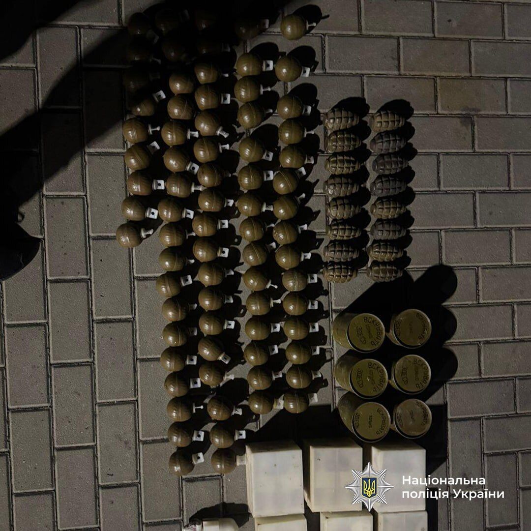 Гранати, набої та вибухівка: на Київщині викрили двох чоловіків, які торгували трофейною зброєю. Фото та відео