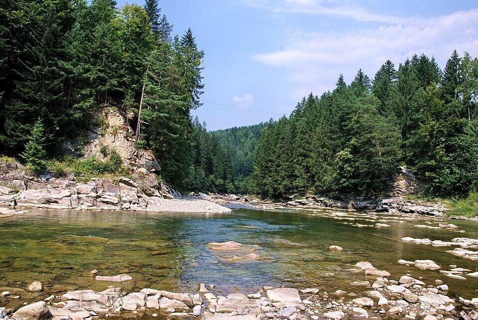 Тунель кохання, "українська Венеція" та водоспади: куди поїхати в Україні навесні