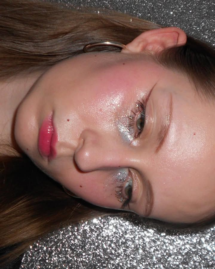 Гламурний гранж, блискітки і рум’яна: топ-7 трендів макіяжу на весну 2026 року