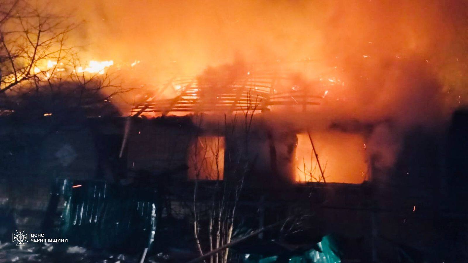 Окупанти вдарили по Чернігівщині: горів будинок, постраждали люди. Фото