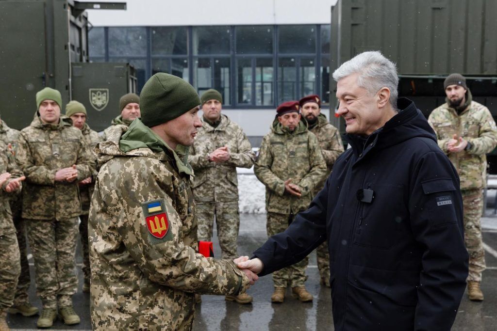 Подразделения ВСУ получили экскаваторы, антидроновые сетки и квадроциклы от Порошенко