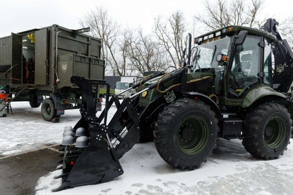 Подразделения ВСУ получили экскаваторы, антидроновые сетки и квадроциклы от Порошенко