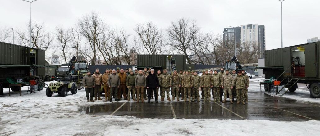 Подразделения ВСУ получили экскаваторы, антидроновые сетки и квадроциклы от Порошенко