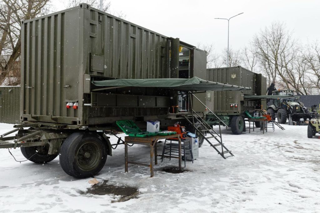Подразделения ВСУ получили экскаваторы, антидроновые сетки и квадроциклы от Порошенко