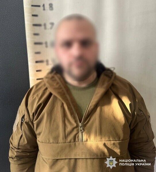 Обещал "службу в тылу" жене мобилизованного мужа за $5,5 тысяч: в Киеве полицейские задержали мошенника. Фото