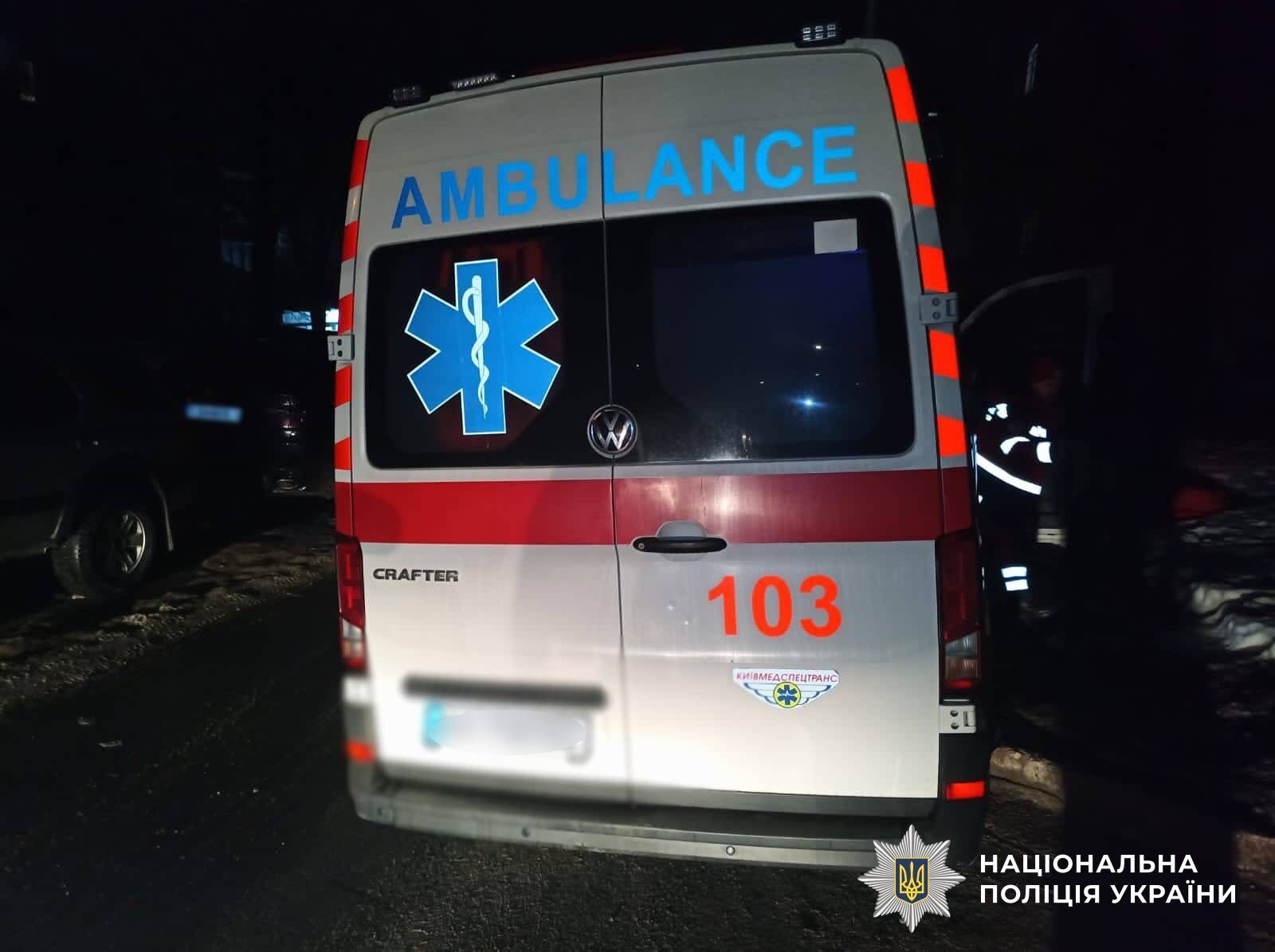 У Києві чоловік напав з кулаками на медиків, які приїхали йому допомогти. Подробиці та фото