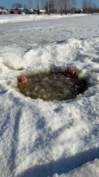 "Залізна воля міцніша за кригу": мешканець Рівненщини встановив рекорд України із затримки дихання в ополонці. Відео