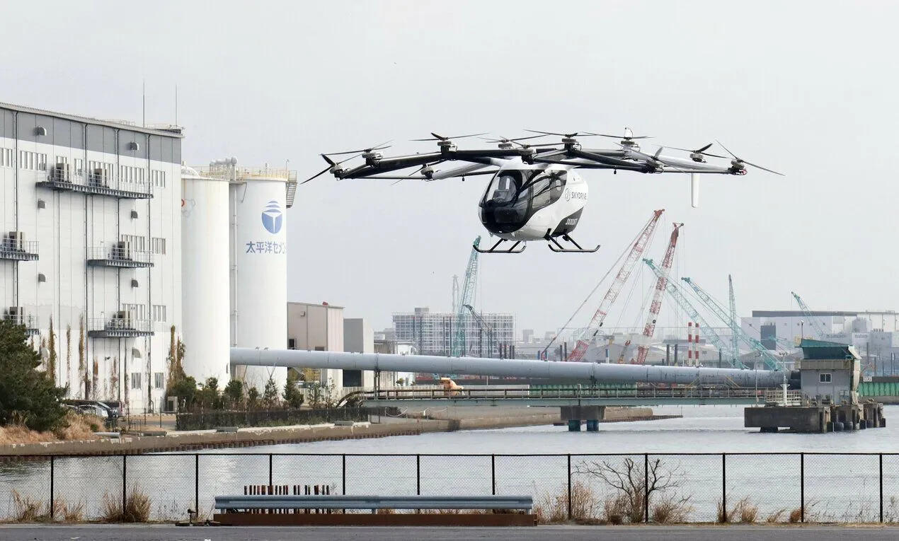 В Токио впервые испытали летающий автомобиль SkyDrive. Видео