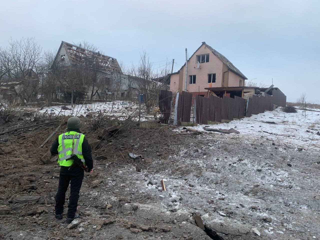 Повреждены дома и авто: в полиции рассказали о последствиях российской атаки на Киевщину. Подробности и фото