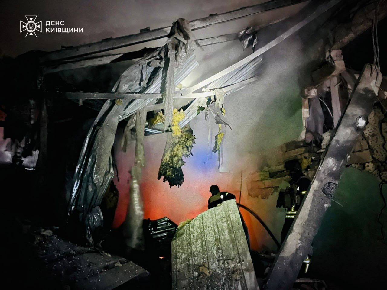 Повреждены дома и авто: в полиции рассказали о последствиях российской атаки на Киевщину. Подробности и фото