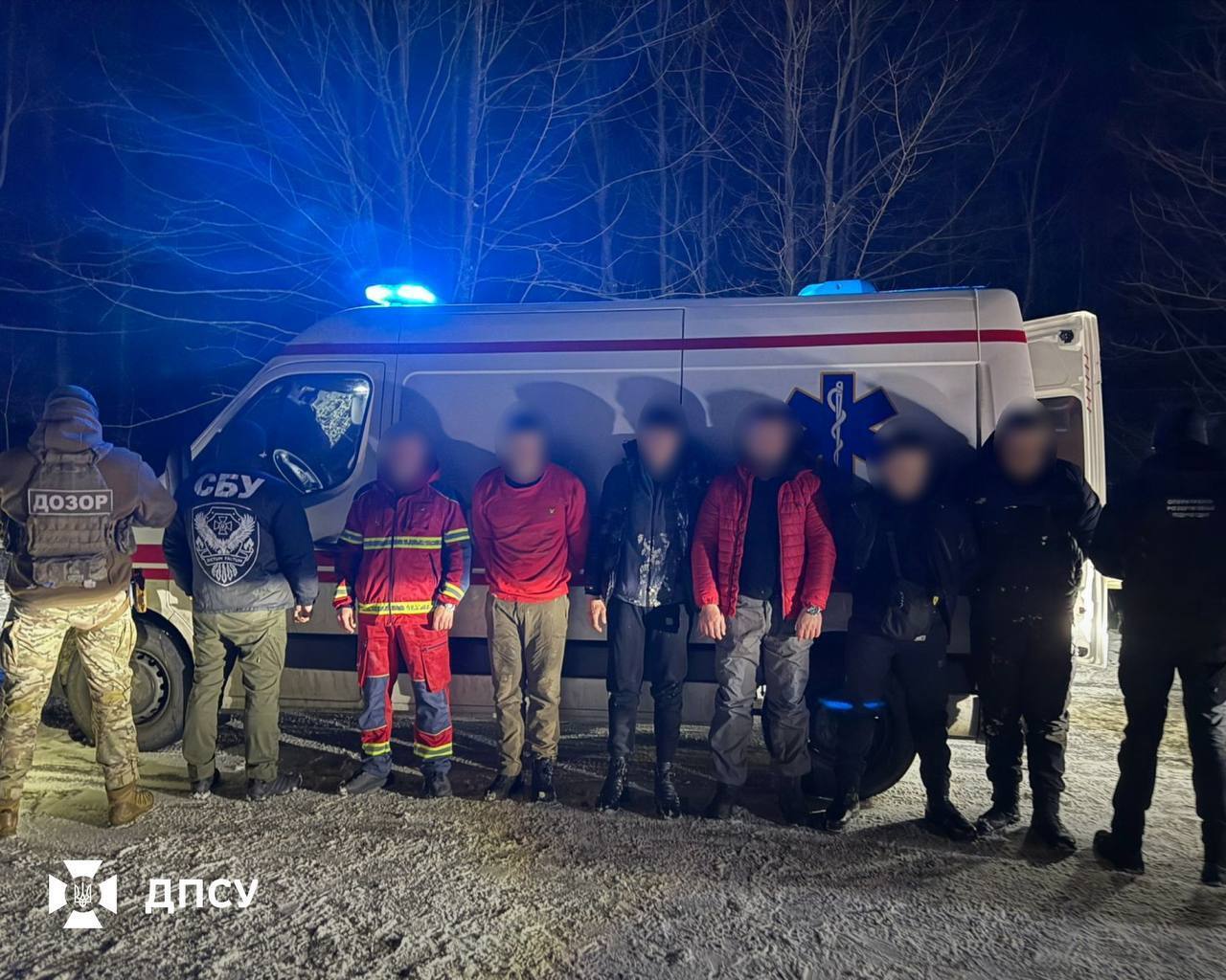 Пограничники задержали псевдо "скорую": дельцы незаконно перевозили граждан в Румынию. Фото