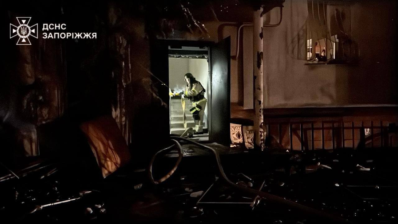 Окупанти вдарили по Запоріжжю: стались пожежі, постраждали шестеро людей. Фото і відео