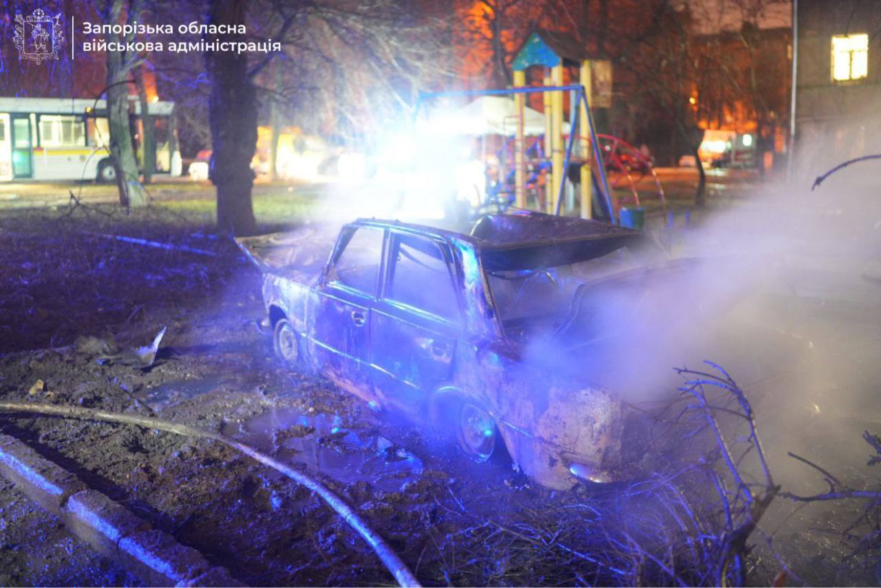 Окупанти вдарили по Запоріжжю: стались пожежі, постраждали шестеро людей. Фото і відео