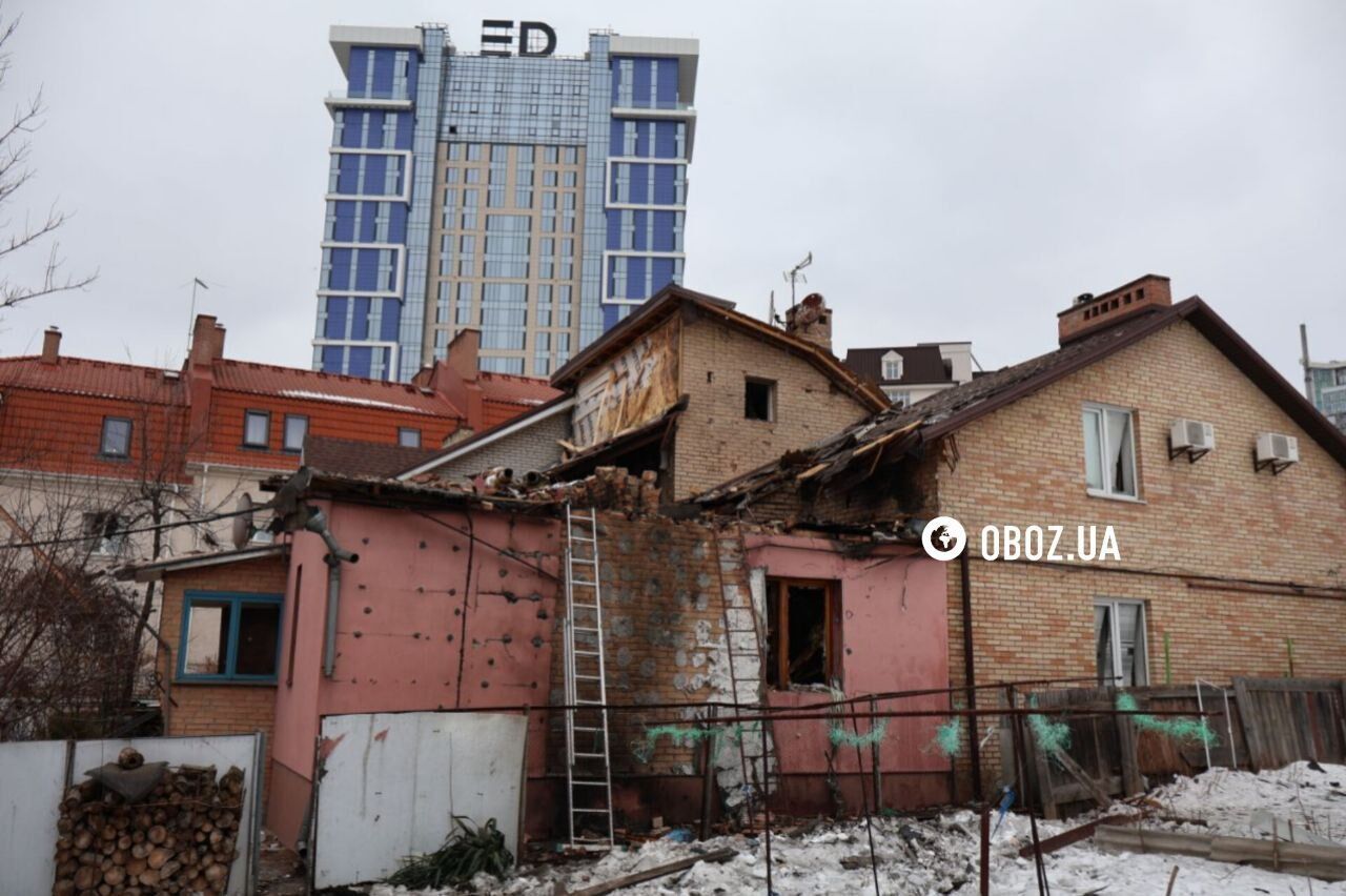 Поврежденный дом и дыра в потолке: последствия атаки РФ на Печерск в Киеве. Фото и видео