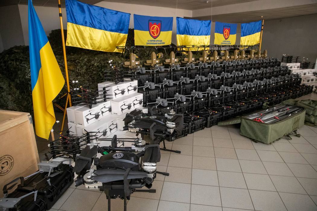 Бійці 112-ї бригади Тероборони Києва отримали ще майже 2 тисячі дронів від столиці: Кличко показав фото
