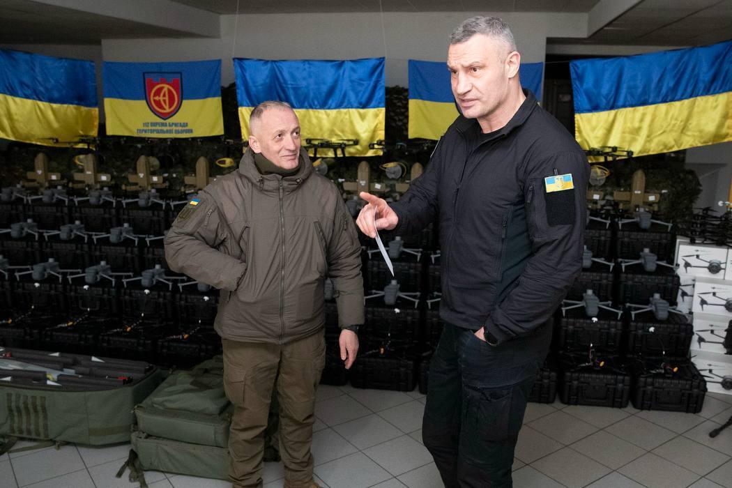 Бійці 112-ї бригади Тероборони Києва отримали ще майже 2 тисячі дронів від столиці: Кличко показав фото