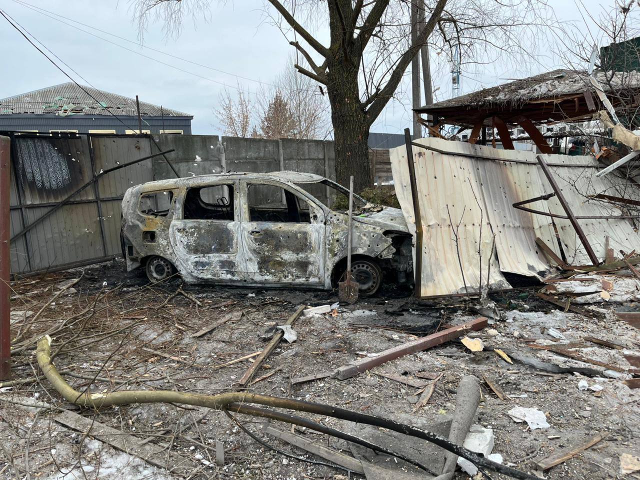 Повреждены дома и авто: в полиции рассказали о последствиях российской атаки на Киевщину. Подробности и фото