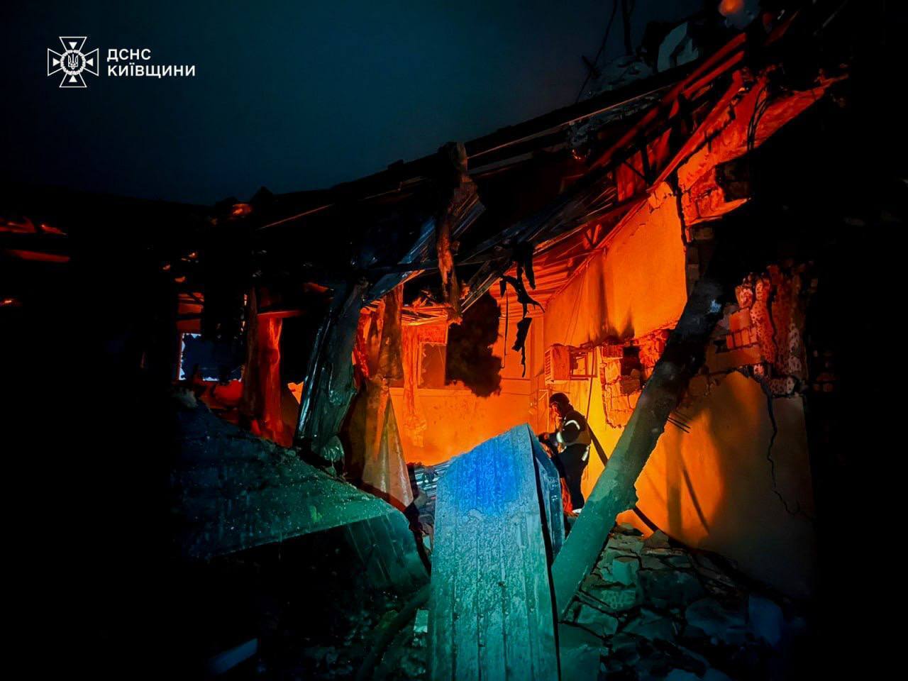 Повреждены дома и авто: в полиции рассказали о последствиях российской атаки на Киевщину. Подробности и фото