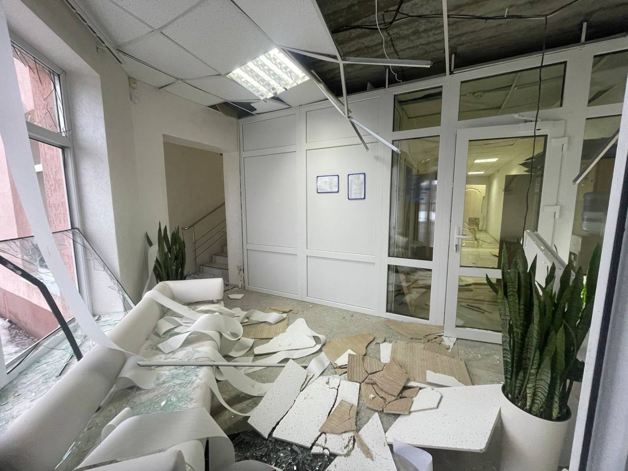 Повреждены дома и авто: в полиции рассказали о последствиях российской атаки на Киевщину. Подробности и фото