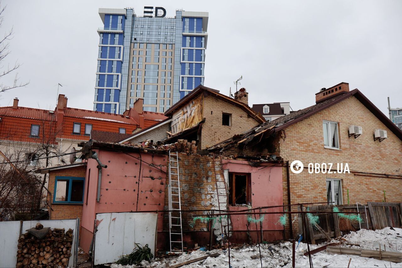 Поврежденный дом и дыра в потолке: последствия атаки РФ на Печерск в Киеве. Фото и видео