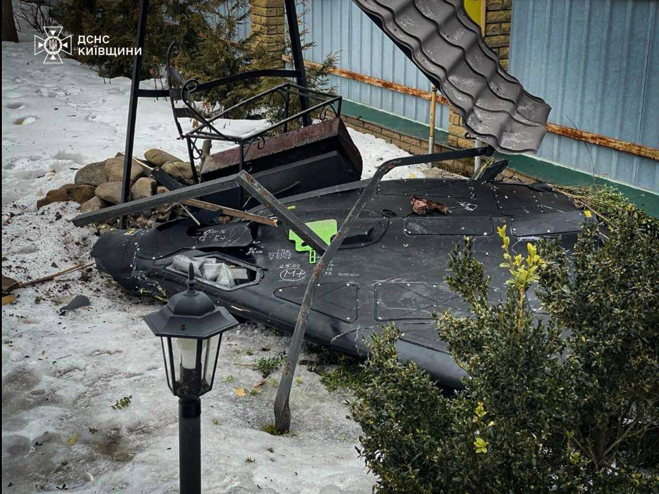 Повреждены дома и авто: в полиции рассказали о последствиях российской атаки на Киевщину. Подробности и фото