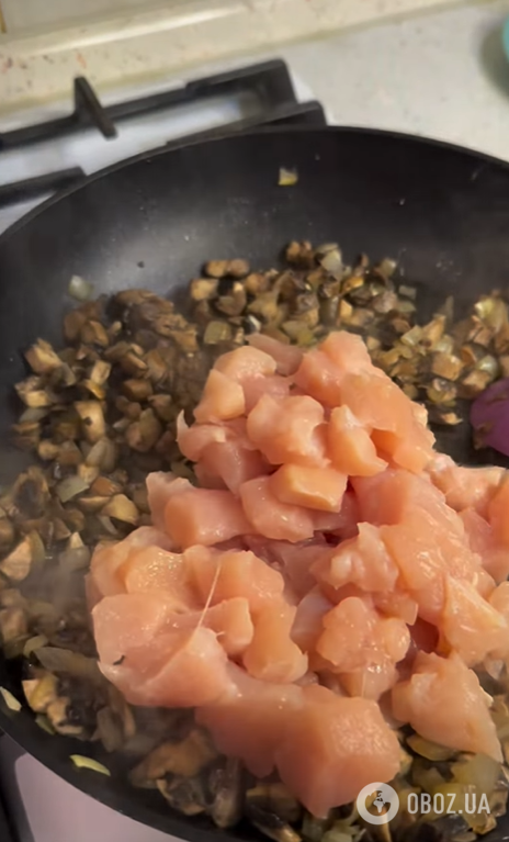 Хрустящий рулет из лаваша: внутрь добавьте сочную грибную начинку