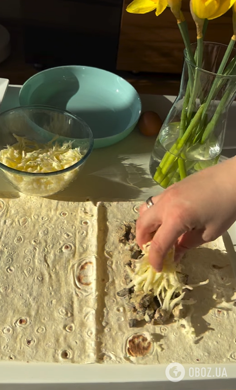 Хрустящий рулет из лаваша: внутрь добавьте сочную грибную начинку