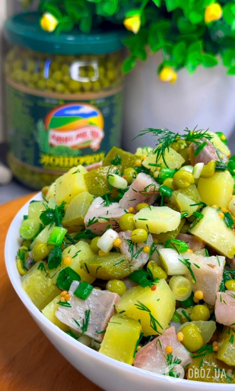 Смачний домашній салат з картоплею та оселедцем: спробуйте страву з улюбленими поєднаннями