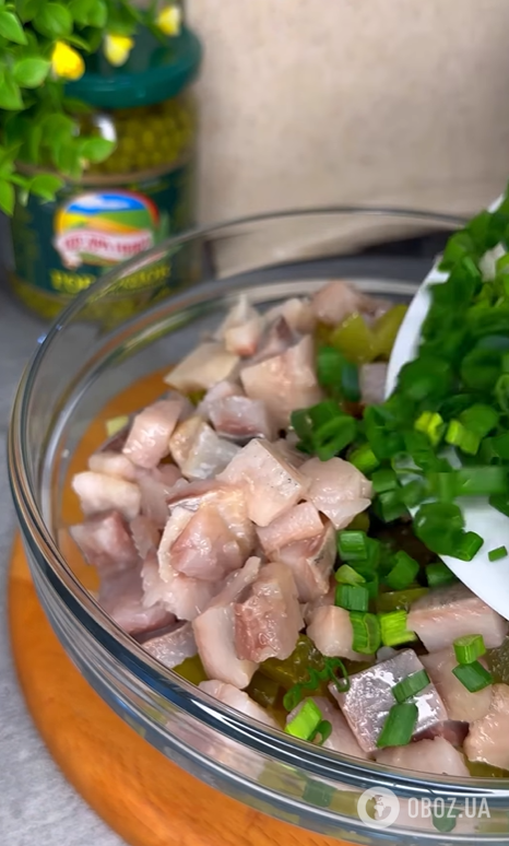 Смачний домашній салат з картоплею та оселедцем: спробуйте страву з улюбленими поєднаннями